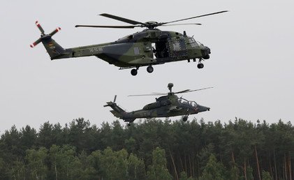 المروحية العسكرية الألمانية NH 90 (أعلاه) وطائرة الهليكوبتر "النمر" الهجومية في أثناء التحضير لمعرض برلين للطيران. التقطت الصور في 25 مايو/أيار في القاعدة الجوية هولزدورف، جنوب برلين.