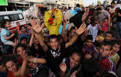 أطفال فلسطين يحتفلون في الشوارع ببدء شهر رمضان الكريم