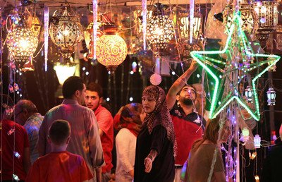 فوانيس رمضان تزين الدكاكين في الأردن