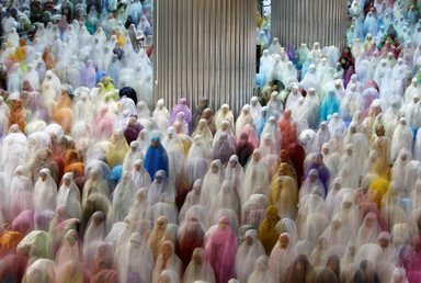 المسلمون يتهيأون لأداء صلاة التراويح في أول يوم من رمضان بجامع الإستقلال في جاكرتا