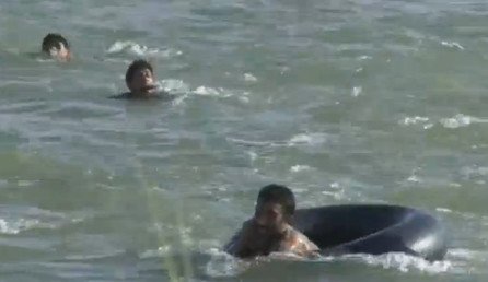 مدنيون يعبرون نهر الفرات سباحة في محاولة منهم لمغادرة مدينة الفلوجة