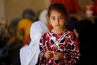 طفلة عراقية نازحة من سكان الفلوجة في مركز إيواء بالكرمة