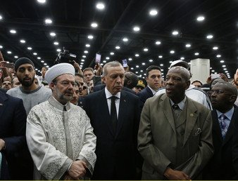 الرئيس التركي رجب طيب أردوغان يحضر مراسم الجنازة إلى جانب الشيخ المصلي