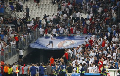 مشجعو انجلترا يحاولون مغادرة الملعب