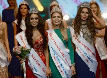 فائزات بمسابقة ملكة جمال موسكو لعام 2016 التي أصبحت مهرجانا لجمالهن ومواهبهن في أثناء أدائهن على خشبة أحد مسارح العاصمة الروسية