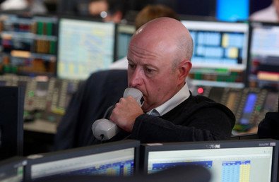 تاجر ومضارب في شركة وساطة مالية يرقب افتتاح أسواق الأسهم الأوروبية  