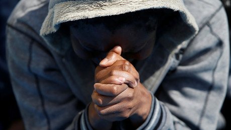 مهاجر يصلي وهو على متن سفينة الإنقاذ