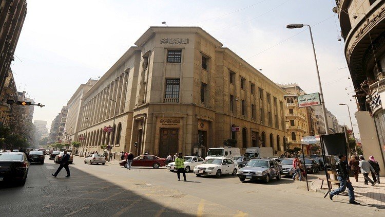 المركزي المصري يلمح إلى خفض محتمل للجنيه  