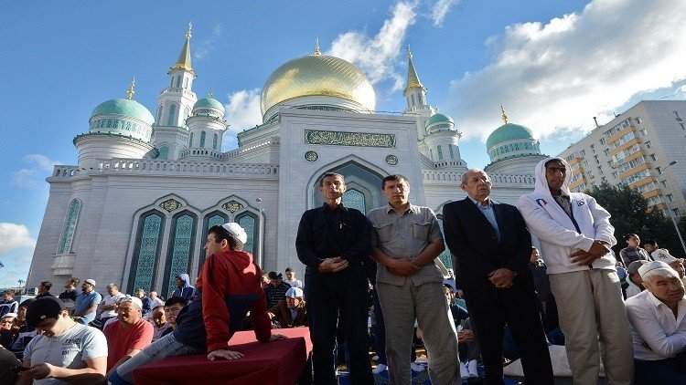 مسلمو موسكو يؤدون صلاة عيد الفطر المبارك