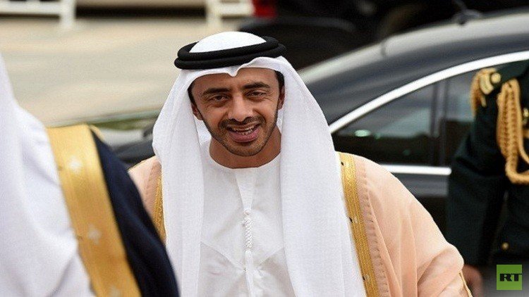 مواطن إماراتي يستغيث بوزير خارجيته فيرسل له طائرة خاصة
