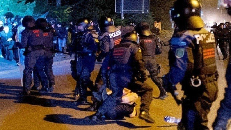 الأمن المجري يعتدي بالضرب على المهاجرين