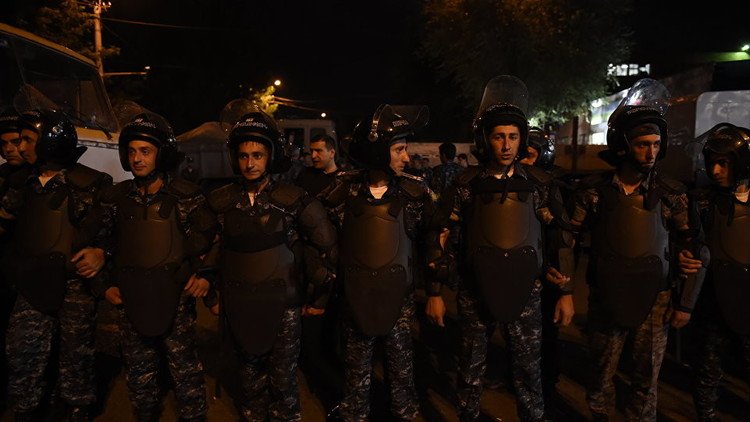 أرمينيا.. أزمة الرهائن في يريفان في مأزق