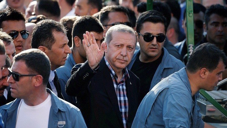 لماذا لم يعد أردوغان إلى أنقرة منذ محاولة الانقلاب؟