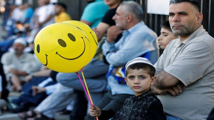المسلمون يحتفلون بعيد الفطر المبارك 