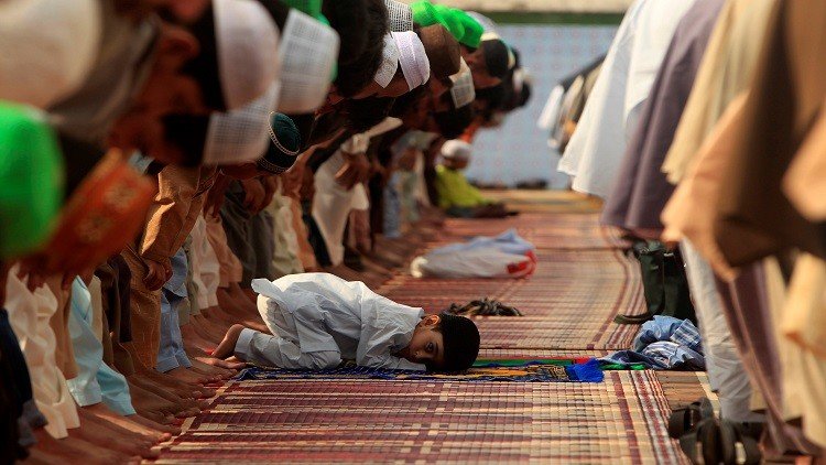طفل يشارك في أداء صلاة العيد في باكستان
