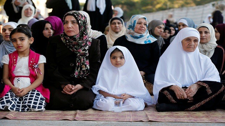 نساء يؤدين صلاة عيد الفطر المبارك في العاصمة الأردنية عمان 