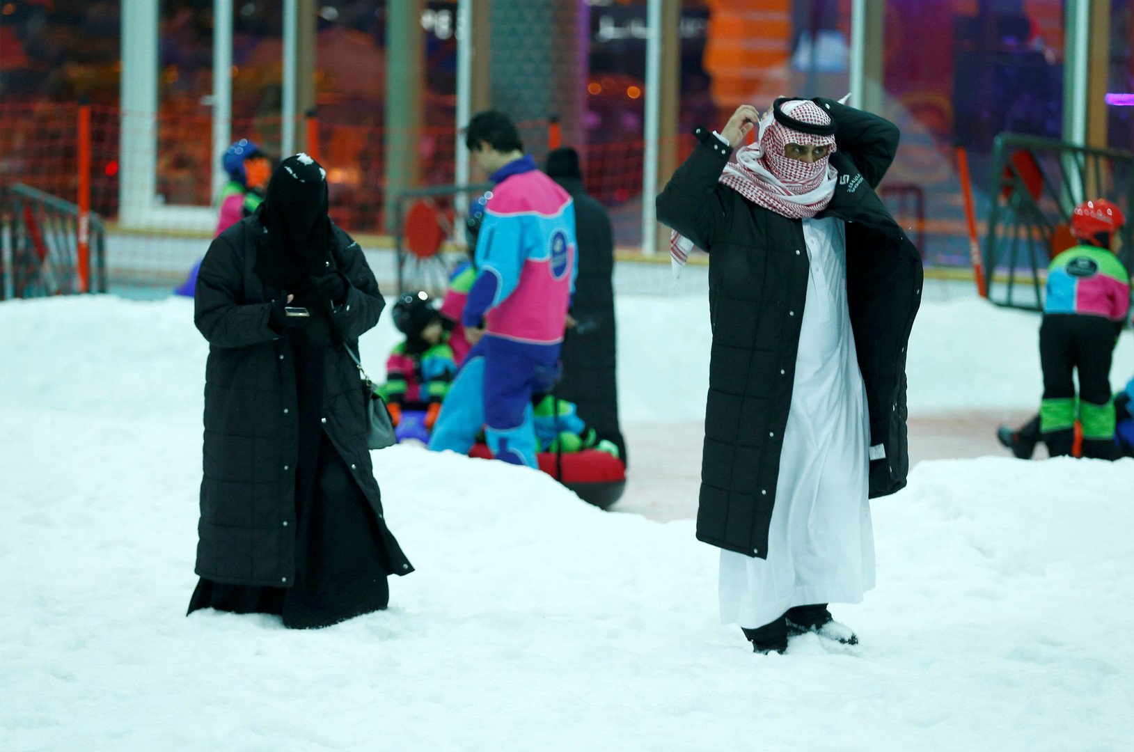 مدينة الثلج تتيح لزوارها أن يجربوا الألعاب الشتوية التي لا تتوفر بشكل طبيعي عادة في البلاد