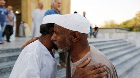 مسلمون عراقيون يهنئون بعضهم بحلول عيد الفطر رغم الأحداث الدموية في الكرادة