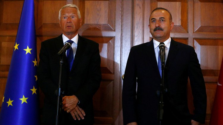أول مسؤول أوروبي يبرر حملة "التطهير" في تركيا