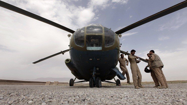  طالبان تحتجز طاقم مروحية باكستانية بينهم روسي