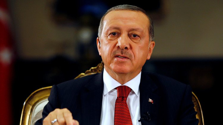 أردوغان يهدد أوروبا بتوقيف العمل بـ"إعادة القبول"
