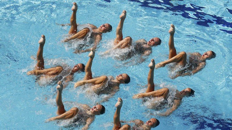 حسناوات روسيا يهيمن على منافسات الأداء الفني بالسباحة الإيقاعية