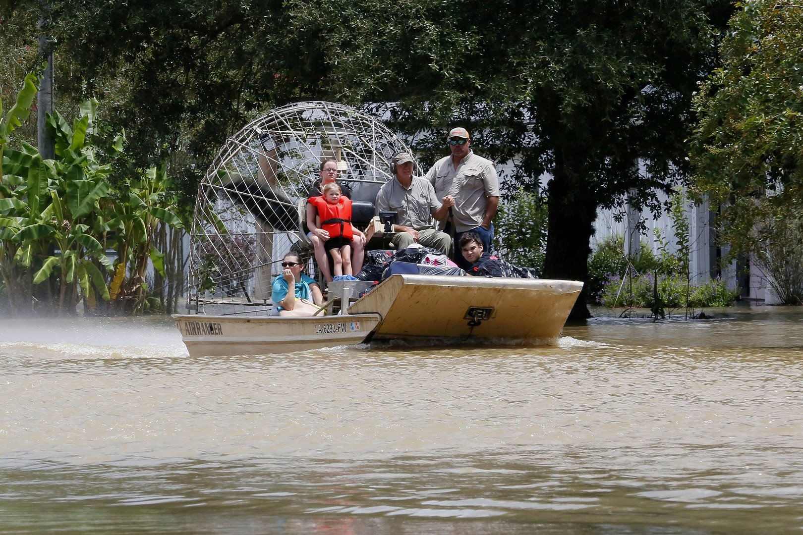 مواطنون يغادرون منازلهم في مقاطعة أسكنسيون