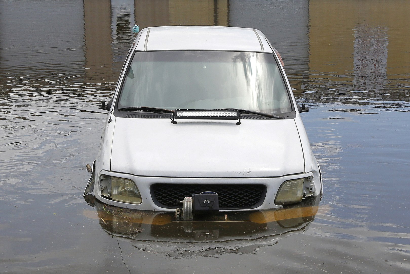 سيارة مغمورة جزئيا في مقاطعة أسكنسيون
