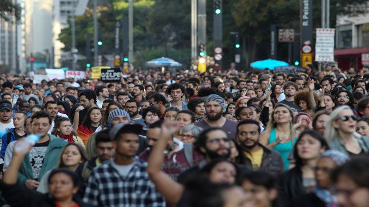 برازيليون يسخرون من تامر والأسواق تمنحه الدعم 