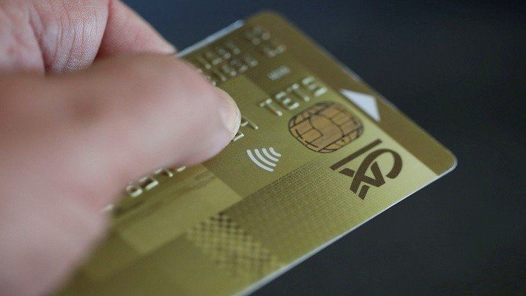 كيف يسرق المحتالون الأموال من البطاقات المصرفية؟