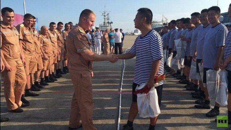 شاهد مبارزة بين البحارة الروس والصينيين بشد الحبل! 