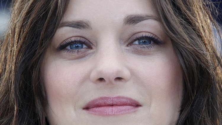 ما علاقة الحسناء الفرنسية ماريون كوتيار بانفصال أنجلينا جولي وبراد بيت؟
