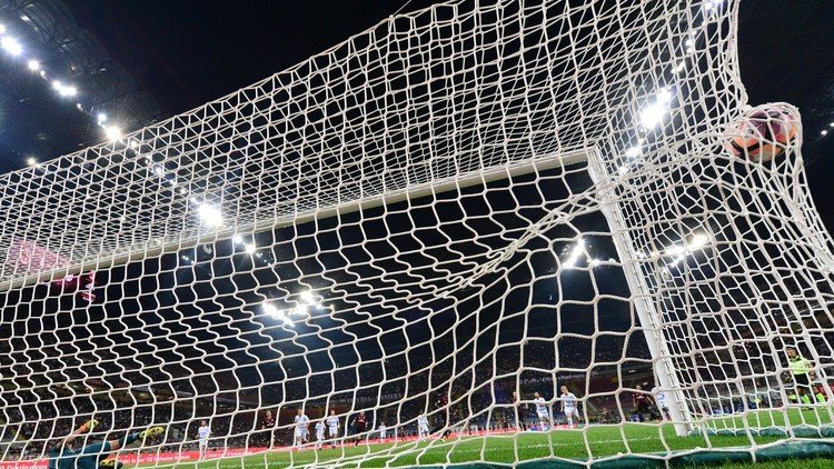 بالفيديو .. فرصة لا تضيع إلا من هذا اللاعب!