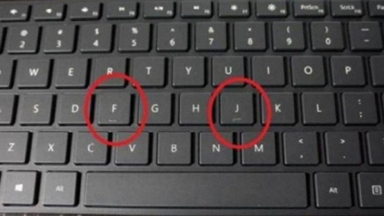 لماذا يوجد خطّ تحت حرفي "J" و"F"؟ 