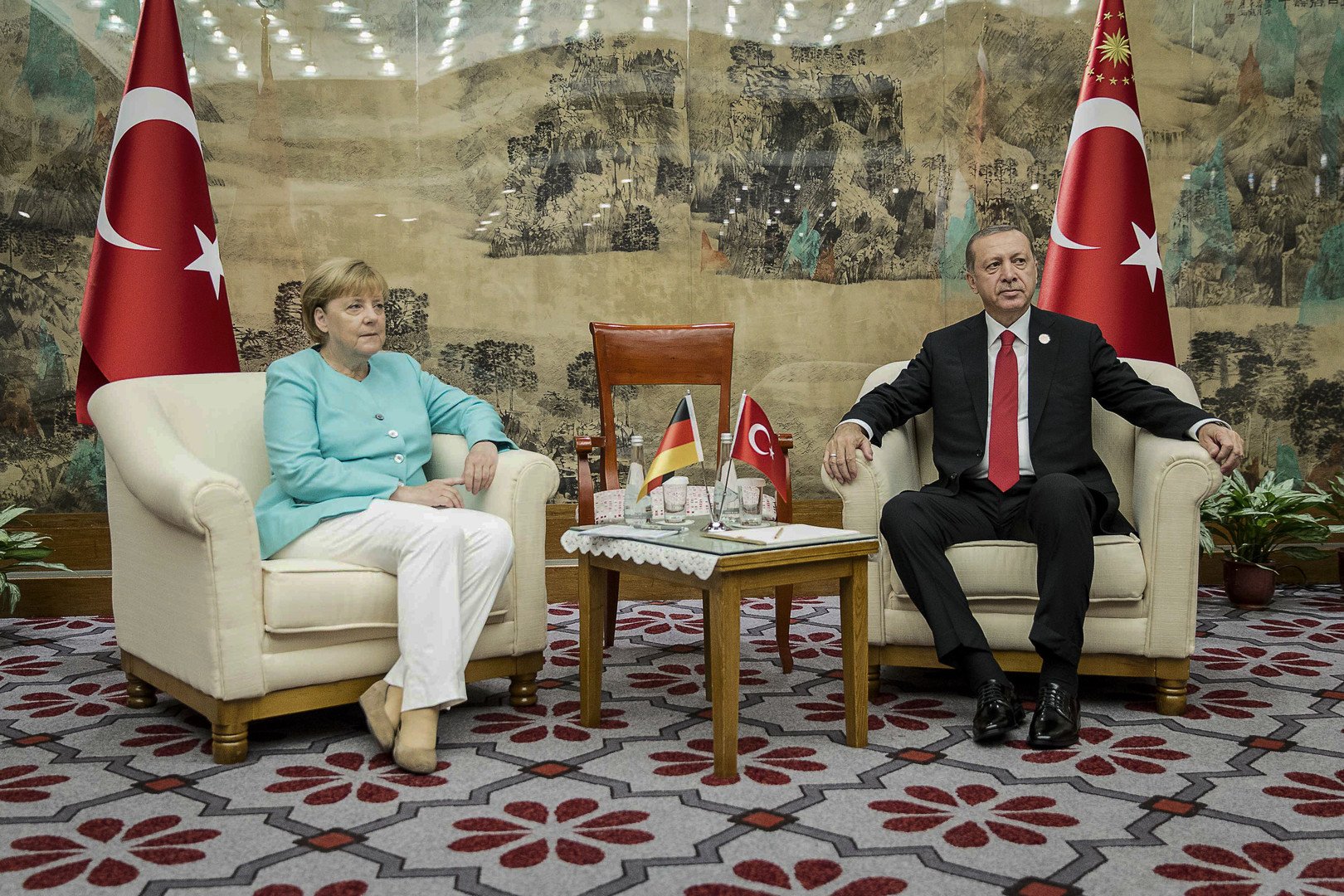 الرئيس التركي رجب طيب أردوغان يلتقي مع المستشارة الألمانية أنغيلا ميركل أثناء قمة الـ20