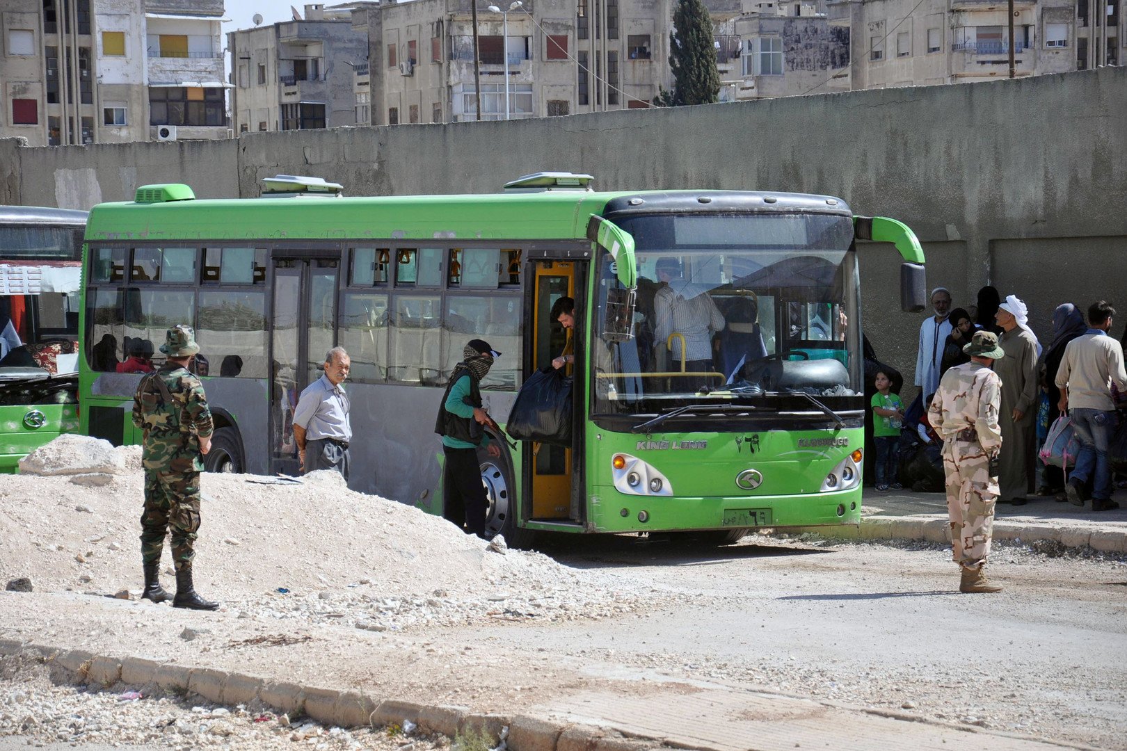 حافلة لإجلاء المسلحين في وسط حمص، بموجب اتفاق مع الجيش السوري