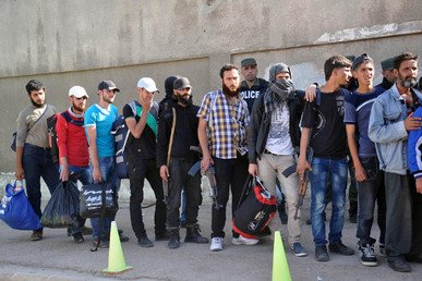 مقاتلون من المعارضة السورية قبل إخلاء المنطقة المحاصرة وسط حمص