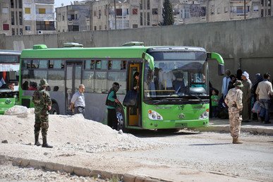 حافلة لإجلاء المسلحين في وسط حمص، بموجب اتفاق مع الجيش السوري