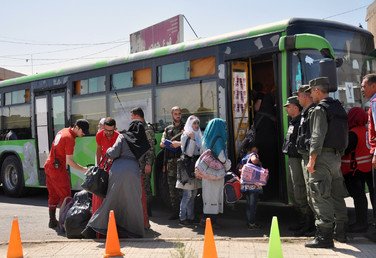 أسر مقاتلين من المعارضة السورية أثناء تغيير الحافلة في نقطة تفتيش