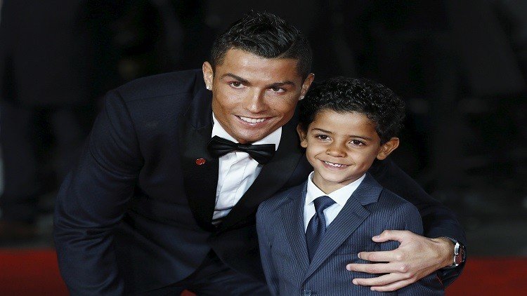 رونالدو يجمع الكرات في أول مباراة لابنه!
