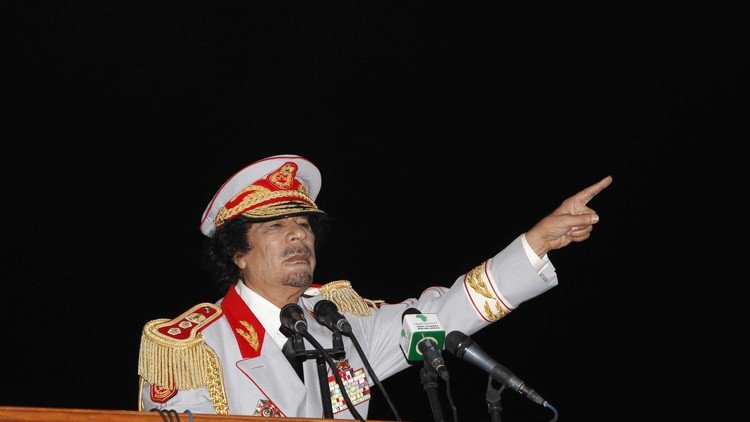 دقيقتان في الخلاء مع  القذافي