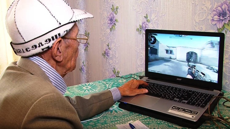 رجل سبعيني يصبح نجما للعبة "Counter-strike" على يوتيوب