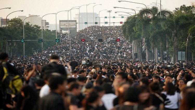 تايلاند تتشح بالسواد حدادا على ملكها