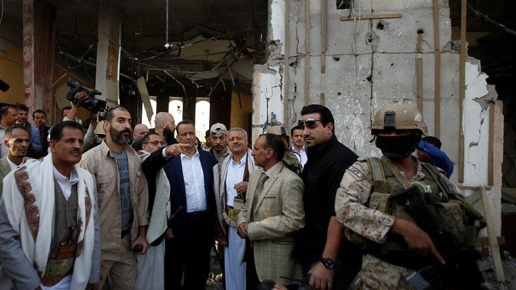 بالصور.. ولد الشيخ يتفقد موقع "مجلس العزاء" الذي قصفته مقاتلات التحالف العربي