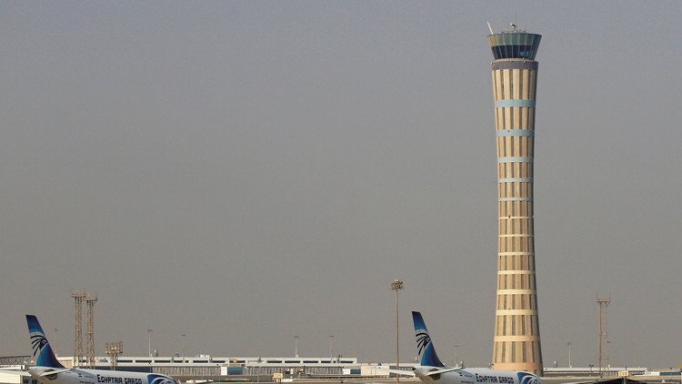 مراقب جوي يؤخر هبوط طائرة سفيري أمريكا وبريطانيا