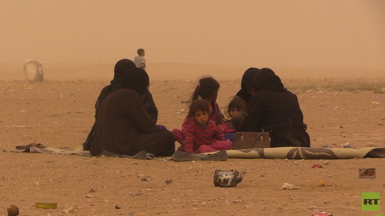 كاميرا RT ترصد تعرض ألف لاجئ لعاصفة رملية 