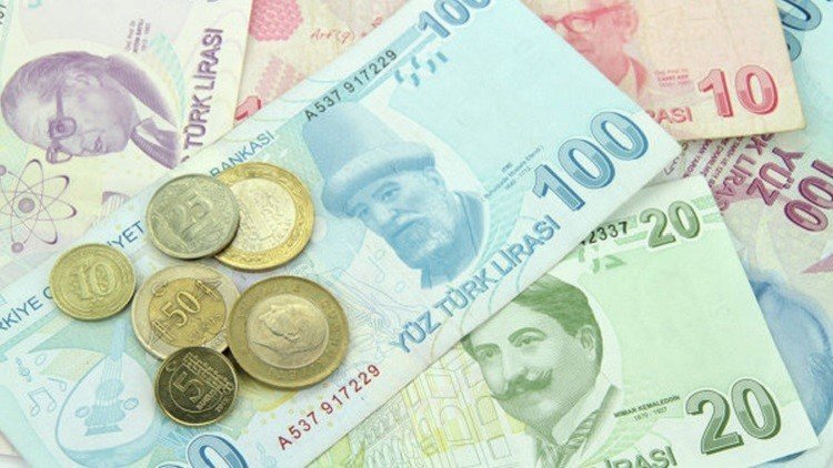 الليرة التركية تهوي أمام الدولار إلى مستوى قياسي