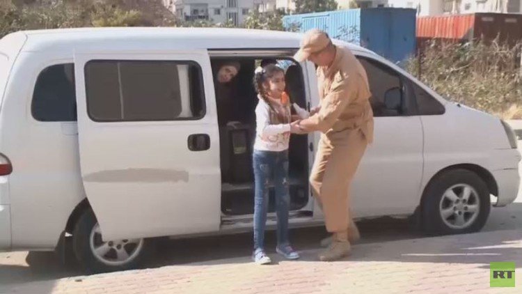 طفلة سورية أقعدتها الحرب تعود من روسيا واقفة