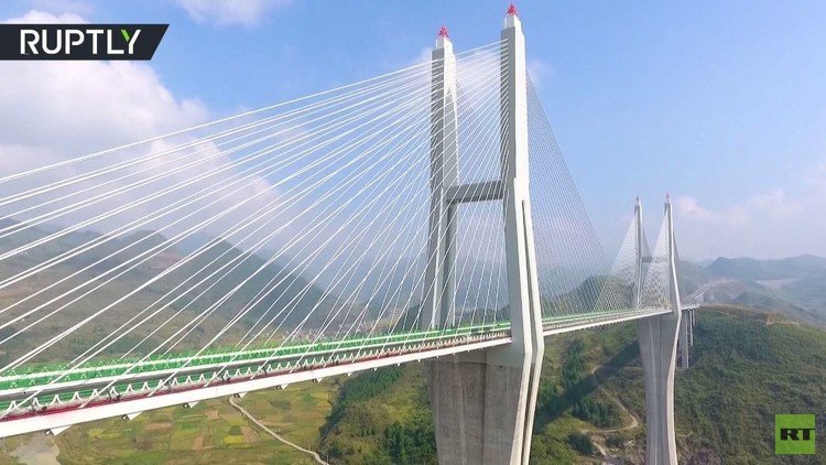 طائرة بدون طيار تصور جسرا عملاقا جديدا تم افتتاحه في الصين 