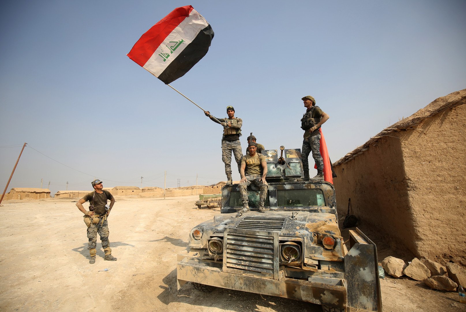 القوات الحكومية ترفع العلم العراقي على قرية الخوين المحررة جنوب الموصل